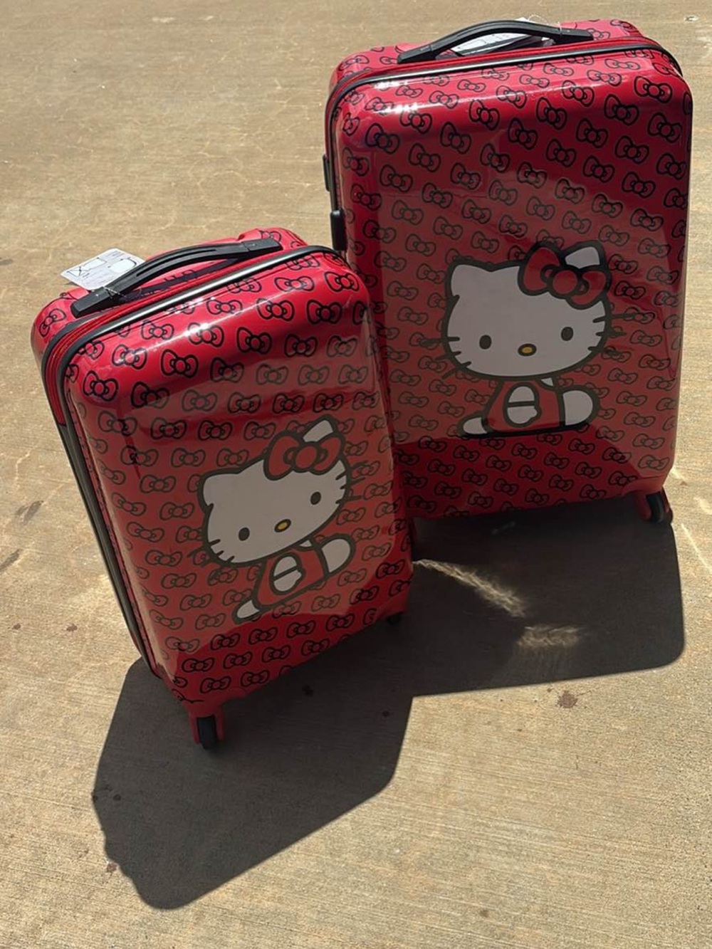 Hello Kitty Red Three-Piece Spinner Luggage Set - Picture 2 of 4